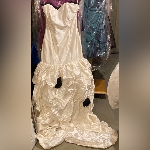 Raw silk mermaid wedding gown - Picture 3 of 12